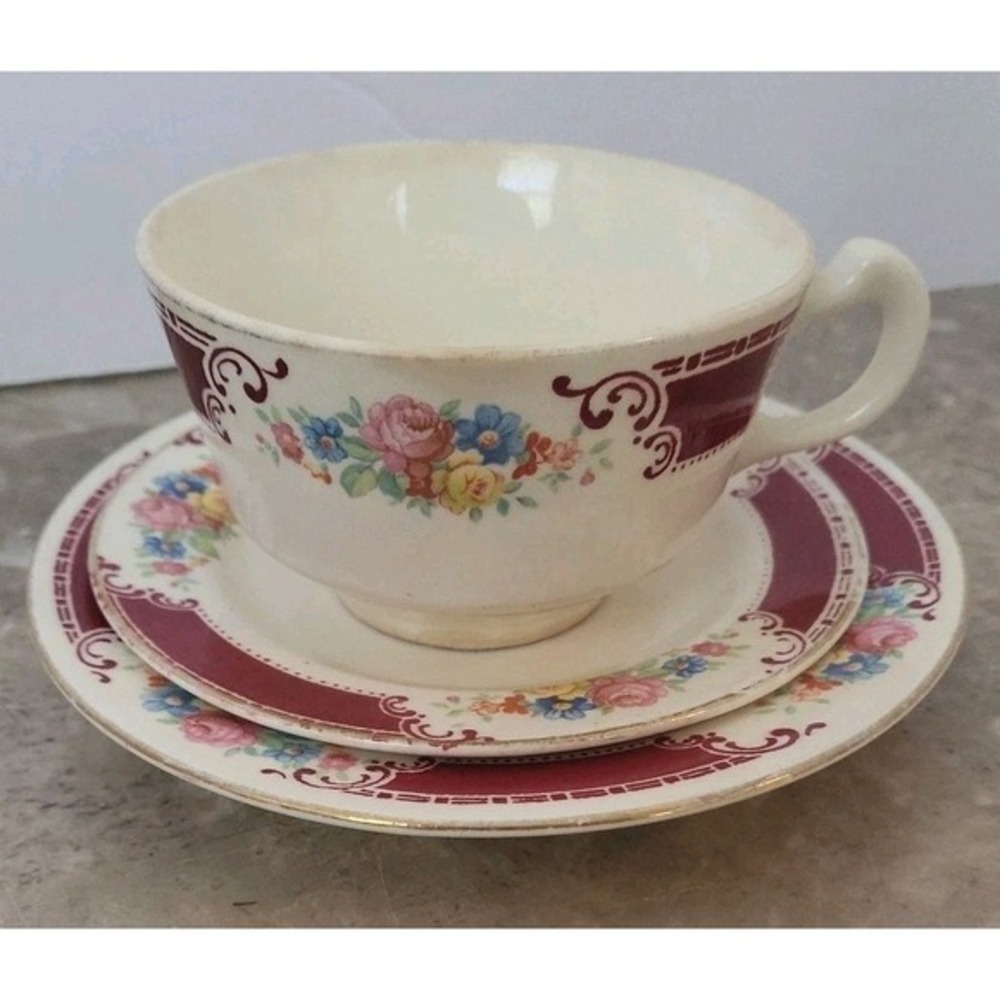USA Homer Laughlin Tea Cup Set w/2 Saucers‎ Majestic Brittany Burgandy Vintage